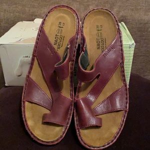 Naot toe loop sandals size 39